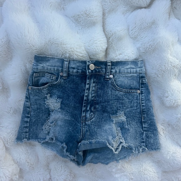 HIGH RISE RIPPED SHORTS🩵🩵 - Picture 3 of 5